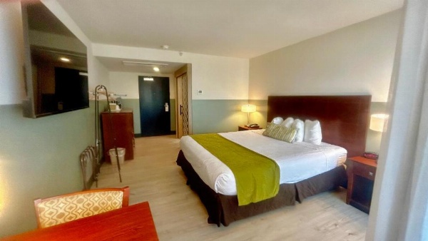 HUNTINGTON BEACH INN image 28